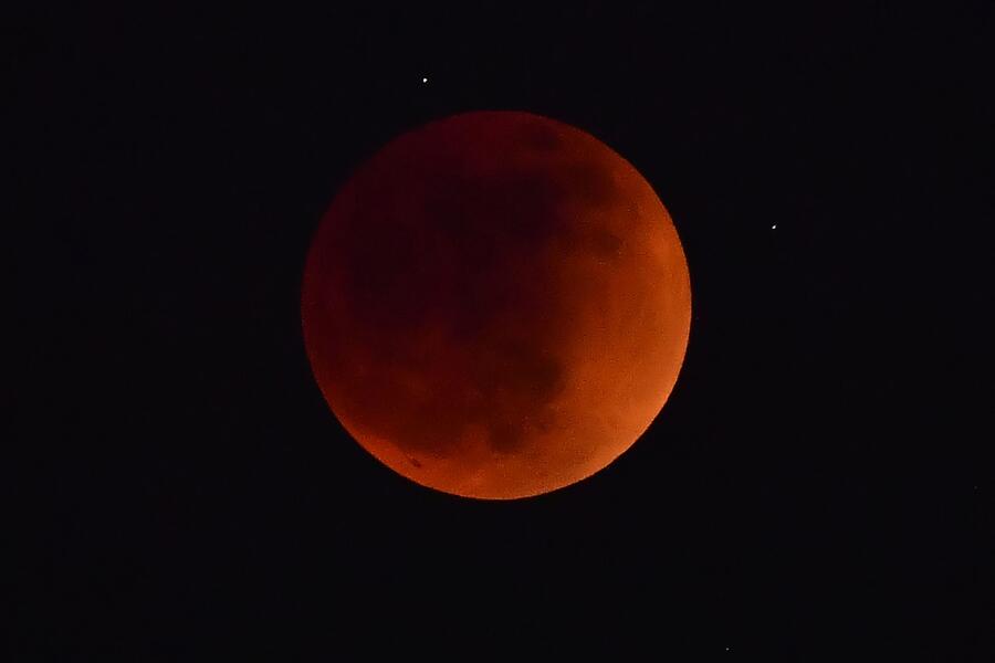 Appuntamento con l'eclissi, nella notte la Superluna rossa © 