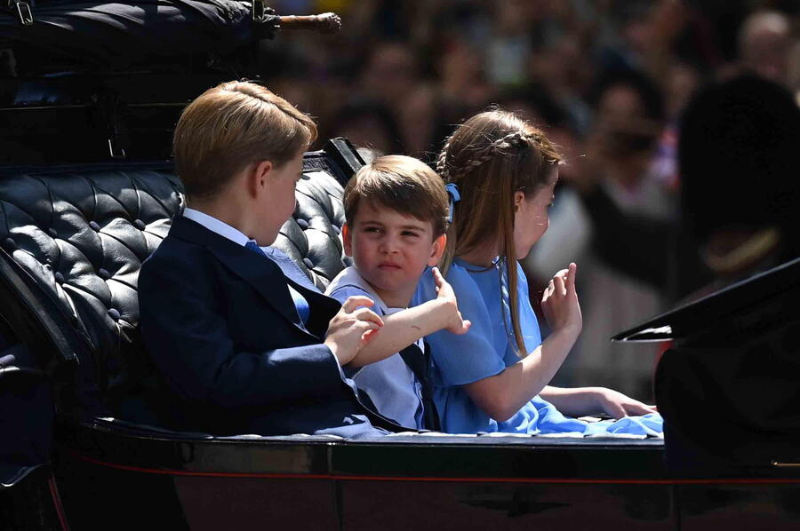 Il principe George, il principe Louis e la principessa Charlotte a bordo di una carrozza con la madre, Kate Middelton e la duchessa di Cornovaglia Camilla durante il giubileo di platino della regina Elisabetta II © Ansa