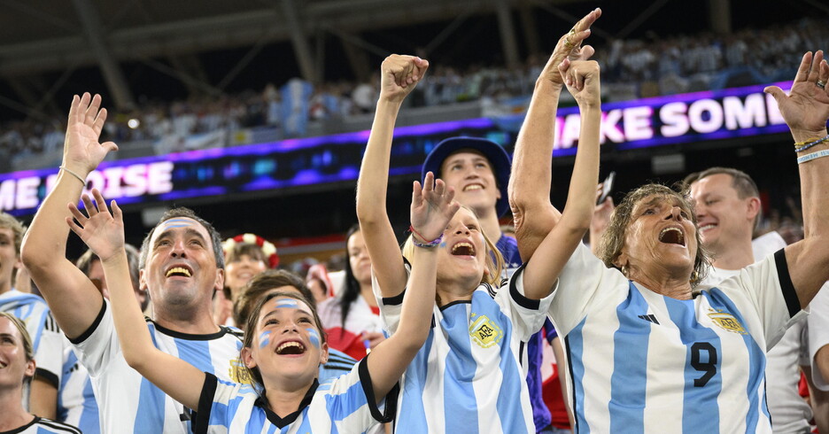 Tifosi argentini in festa per la qualificazione agli ottavi in Qatar 2022 (ANSA)