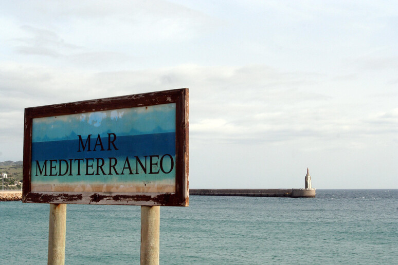 ll cartello del Mar Mediterraneo a Punta de Tarifa che fa da spartiacque con l 'Oceano Atlantico -     RIPRODUZIONE RISERVATA