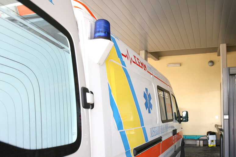 Un 'ambulanza in una foto di archivio davanti all 'ingresso di un  Pronto Soccorso - RIPRODUZIONE RISERVATA