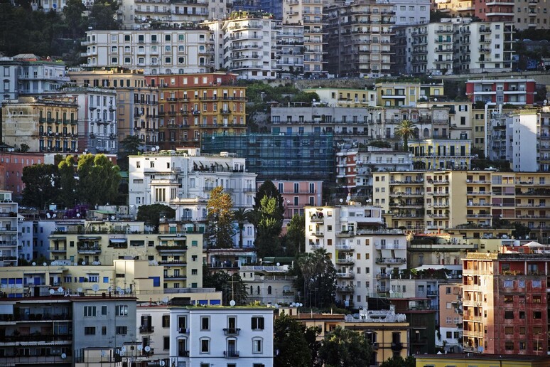 Panoramica di edifici a Napoli - RIPRODUZIONE RISERVATA