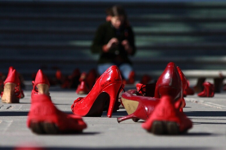 Le scarpe rosse, simbolo della violenza sulle donne © ANSA/EPA