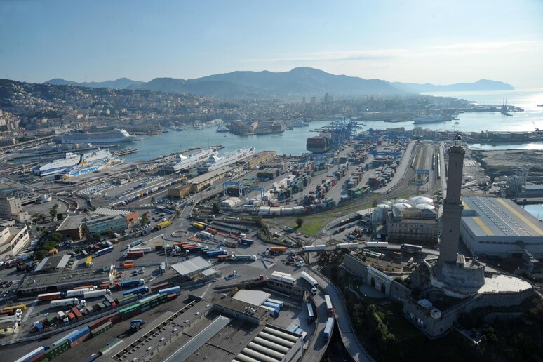 Una immagine d 'archivio della Lanterna e il porto di Genova - RIPRODUZIONE RISERVATA