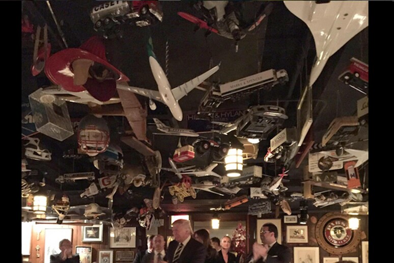 Donald Trump nella steak house 21 Club di Manhattan dove ha cenato con la famiglia il 14 novembre  2016, in una foto twittata dalla reporter di Bloomber Taylor Riggs. - RIPRODUZIONE RISERVATA