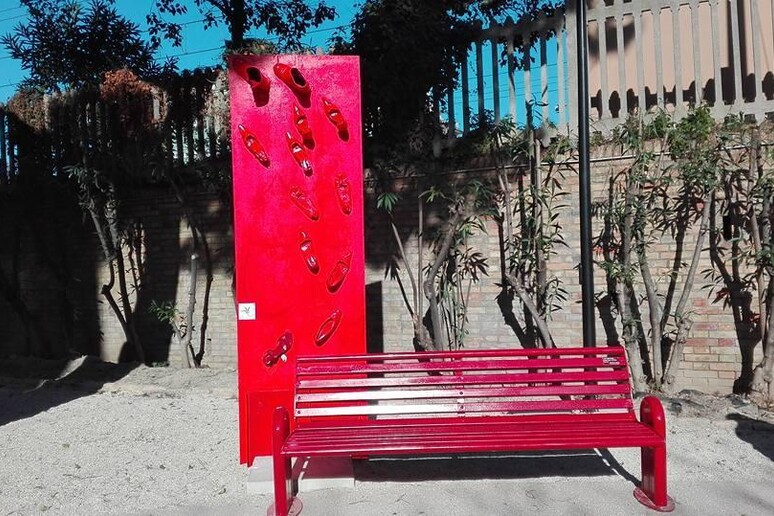 Panchina rossa, simbolo della violenza sulle donne, a Porto San Giorgio - RIPRODUZIONE RISERVATA