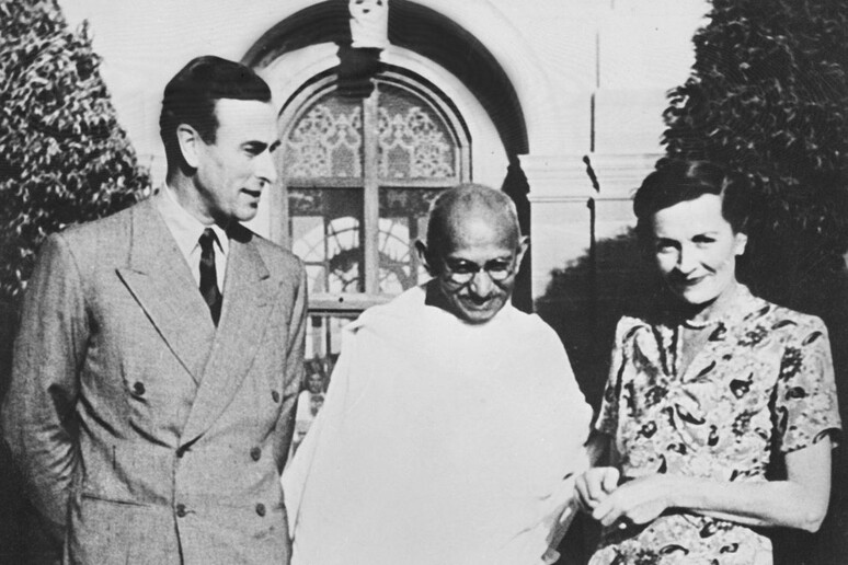 Lord Louis  Mountbatten, zio del defunto principe consorte Filippo con Gandhi (Foto d 'archivio) © ANSA/EPA
