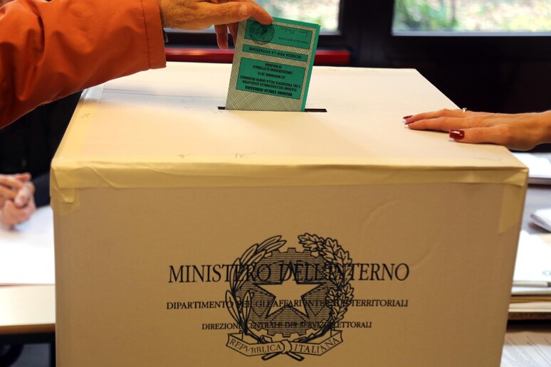Operazioni di voto in un seggio di Bologna (archivio) - RIPRODUZIONE RISERVATA