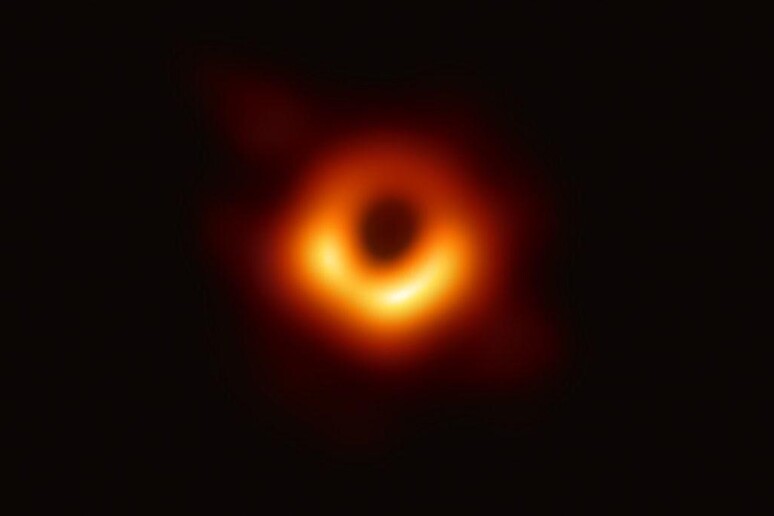 foto scientifiche dell 'anno Nature - La prima immagine mai realizzata di un buco nero (fonte: ETH Collaboration) - RIPRODUZIONE RISERVATA