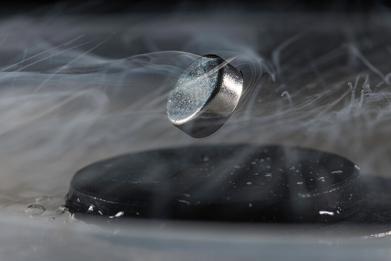 Un magnete fluttua sopra un superconduttore raffreddato con azoto liquido (fonte: University of Rochester/ J. Adam Fenster) - RIPRODUZIONE RISERVATA