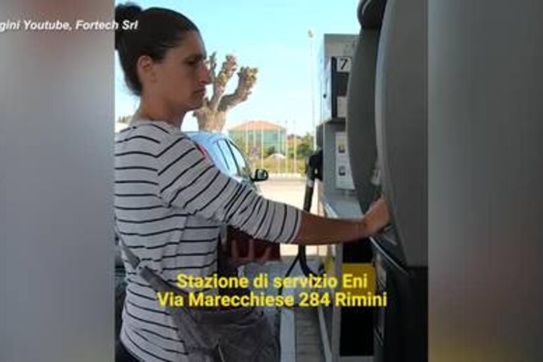 'Dat  'na mosa ': in Romagna il distributore di benzina parla in dialetto - RIPRODUZIONE RISERVATA