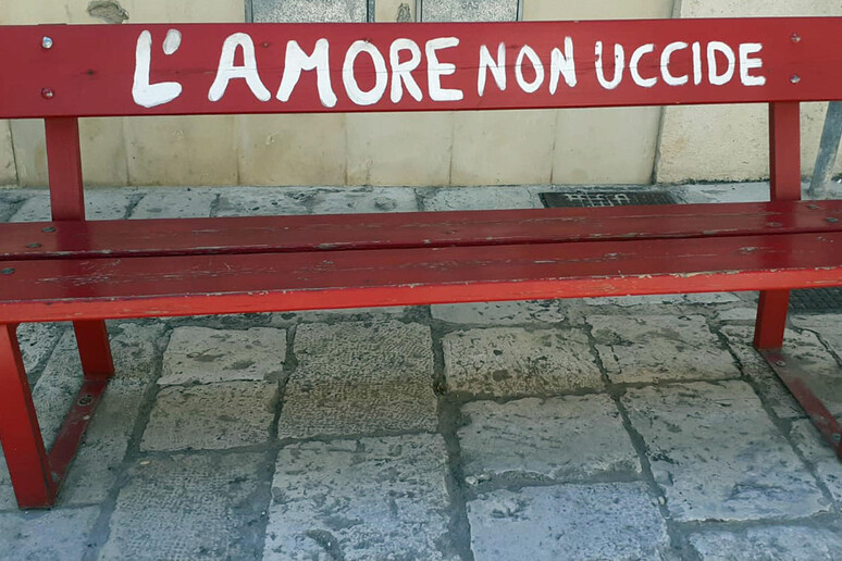 Una panchina rossa con la scritta "L 'amore non uccide" a Scicli - RIPRODUZIONE RISERVATA
