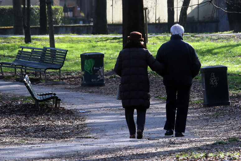 Una coppia di anziani a Milano - RIPRODUZIONE RISERVATA