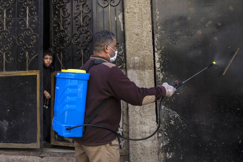 L 'Egitto disinfetta le piramidi, nuovo colpo per il turismo © ANSA/EPA