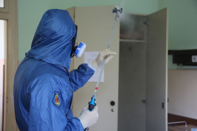 Militare russo impegnato nell 'attività di sanificazione in un ospedale a Nis, in Serbia © ANSA/EPA