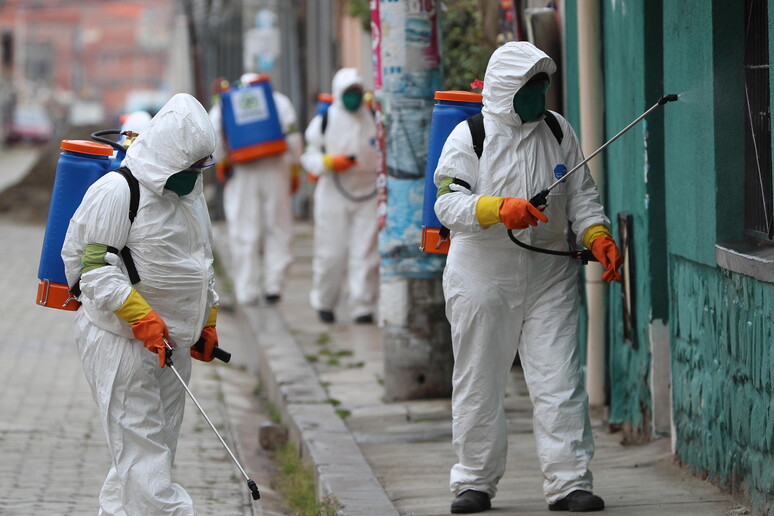 Operazioni di sanificazione in Bolivia © ANSA/EPA