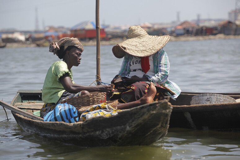 Membri di una comunità di pescatori a Lagos, Nigeria. Immagine d 'archivio © ANSA/EPA