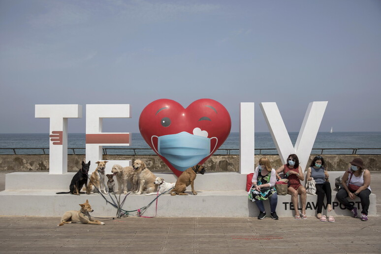 La spiaggia di Tel Aviv © ANSA/EPA