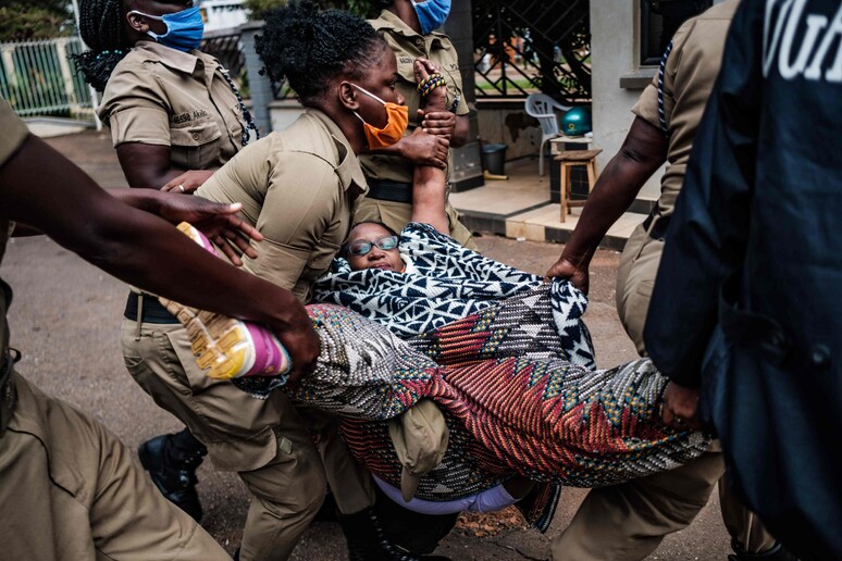 Attivista ugandese arrestata a Kampala © ANSA/AFP