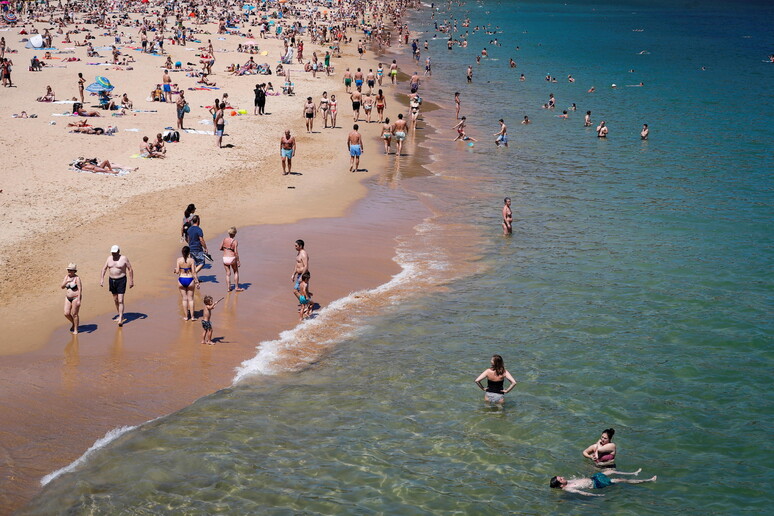 Una spiaggia. Foto d 'archivio © ANSA/EPA