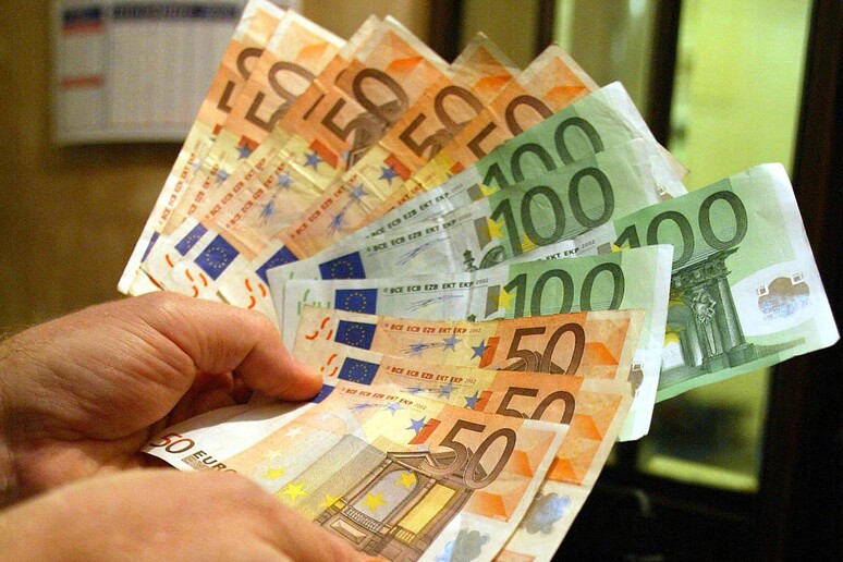Un 'immagine di archivio di banconote di cinquanta e cento euro - RIPRODUZIONE RISERVATA