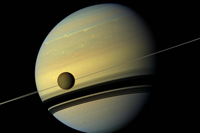 Il satellite Titano è in fuga dal pianeta Saturno (fonte: NASA/JPL-Caltech/Space Science Institute) - RIPRODUZIONE RISERVATA