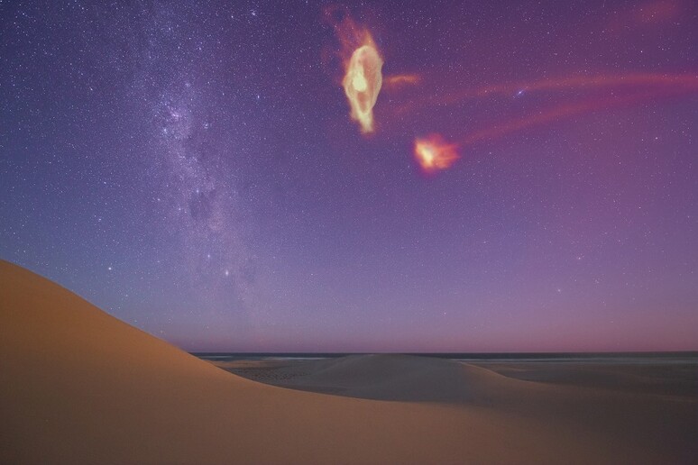 Il gas del gas nel Sistema Magellano come appare nel cielo notturno: la Corona di Magellano copre l 'intero cielo mentre la Corrente appare come una coda di gas che scorre via dalle due galassie nane (fonte: Colin Legg / Scott Lucchini) - RIPRODUZIONE RISERVATA