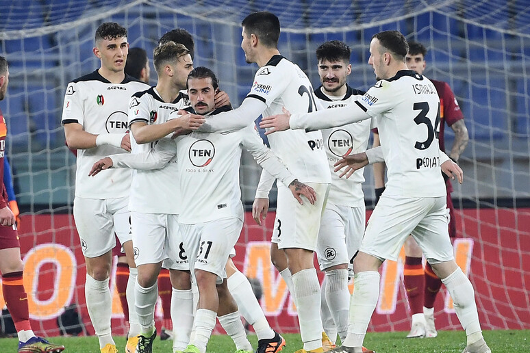 I calciatori dello Spezia festeggiano un gol - RIPRODUZIONE RISERVATA