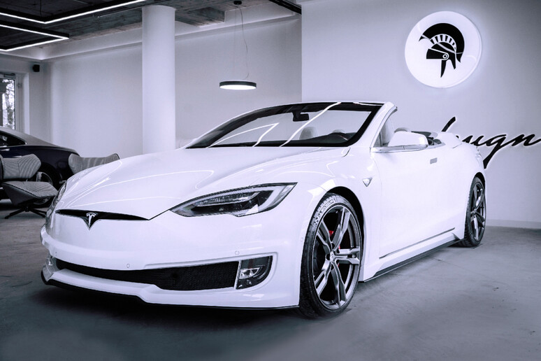 Ares Design trasforma in 2 porte cabrio la Tesla Model S © ANSA/ARES DESIGN