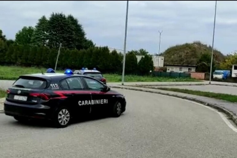 Un 'auto dei carabinieri. Immagine d 'archivio - RIPRODUZIONE RISERVATA