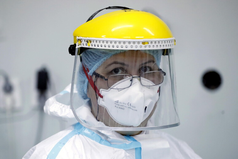 Dottoressa in reparto di terapia intensiva Covidd © ANSA/EPA