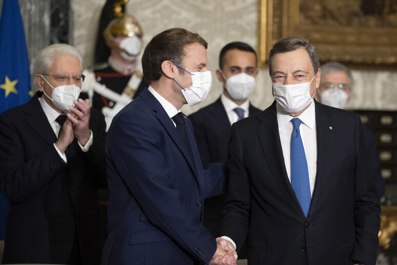 Mario Draghi, Sergio Mattarella ed Emmanuel Macron - RIPRODUZIONE RISERVATA
