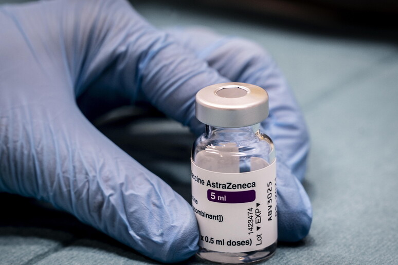 Il vaccino anticovid AstraZeneca © ANSA/EPA