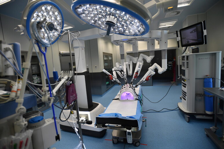 A Napoli raro intervento al pancreas con robot Da Vinci Xi - RIPRODUZIONE RISERVATA