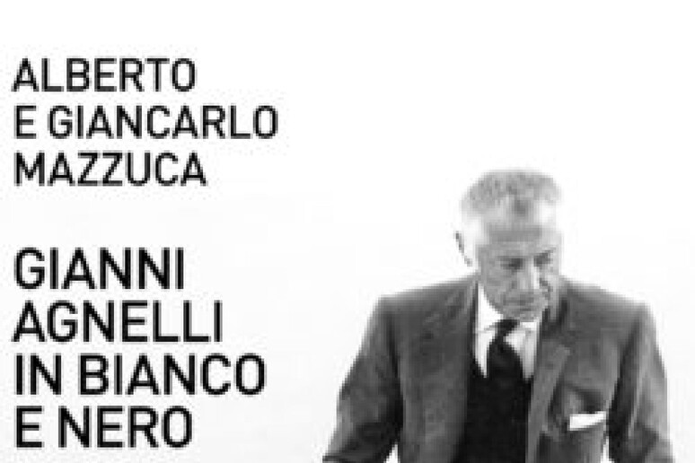 La copertina di Gianni Agnelli in bianco e nero - RIPRODUZIONE RISERVATA