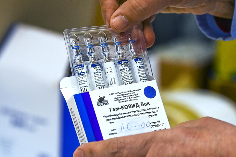 Dosi del vaccino Sputnik © ANSA/EPA