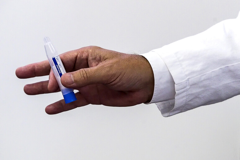 Il direttore sanitario dell 'Istituto Nazionale per le Malattie Infettive (INMI) Lazzaro Spallanzani, Francesco Vaia, mostra un test salivare per il Covid-19 ANSA/ANGELO CARCONI - RIPRODUZIONE RISERVATA