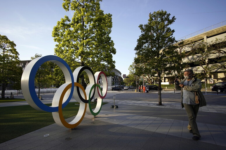 Un monumento dedicato ai cerchi olimpici a Tokyo © ANSA/EPA