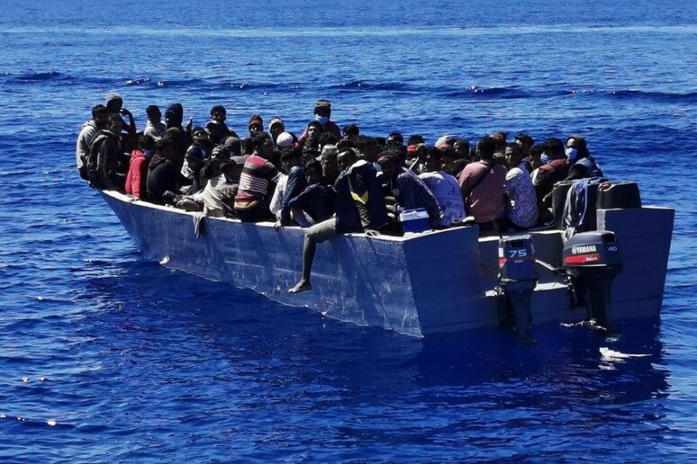 Migranti su un barcone a Lampedusa - RIPRODUZIONE RISERVATA