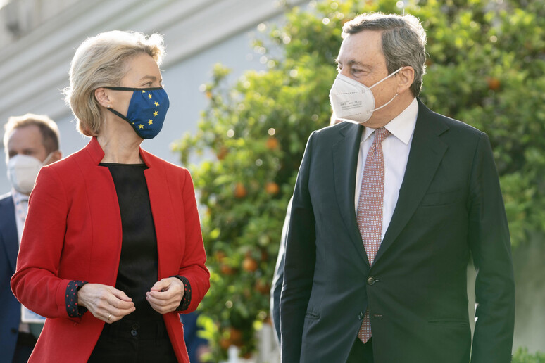 Ursula Von der Leyen con Mario Draghi in una foto di archivio - RIPRODUZIONE RISERVATA