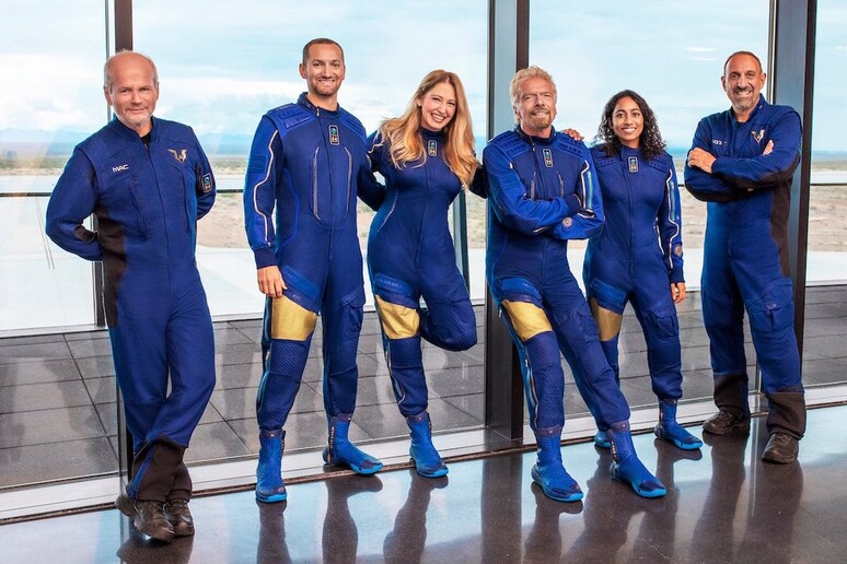 L 'equipaggio del volo suborbitale della Virgin Galactic. Da sinistra: Dave Mackay, Colin Bennett, Beth Moses, Richard Branson, Sirisha Bandla e Michael Masucci (fonte: Virgin Galactic) - RIPRODUZIONE RISERVATA