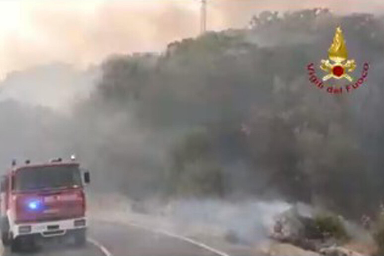 Rogo Oristanese: proseguono interventi soccorso vigili fuoco - RIPRODUZIONE RISERVATA