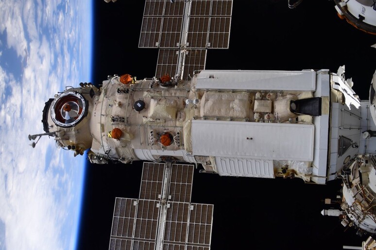 Il modulo russo Nauka appena agganciato alla Stazione Spaziale, fotografato dall 'astronauta della Nasa Shane Kimbrough (fonte: NASA/Shane Kimbrough) - RIPRODUZIONE RISERVATA