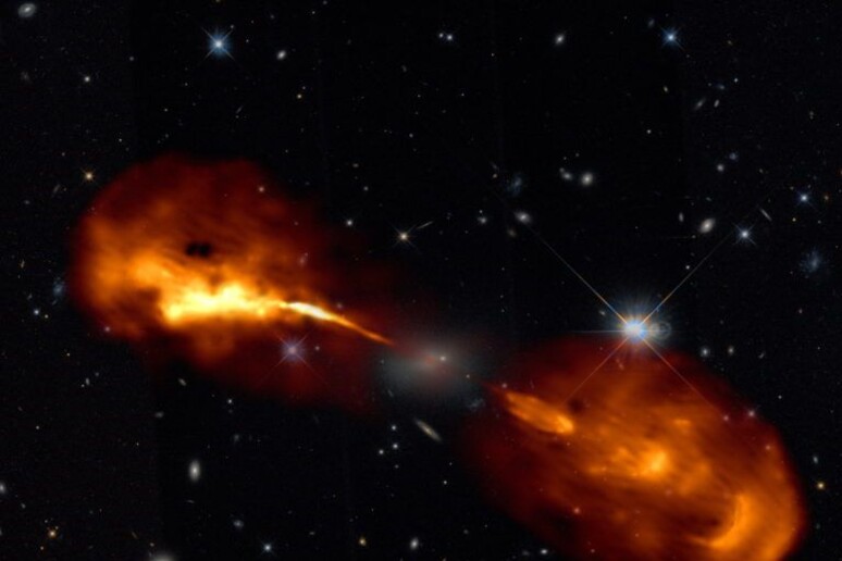 La galassia Hercules A (fonte: R. Timmerman; LoFar &amp; Hubble Space Telescope) - RIPRODUZIONE RISERVATA