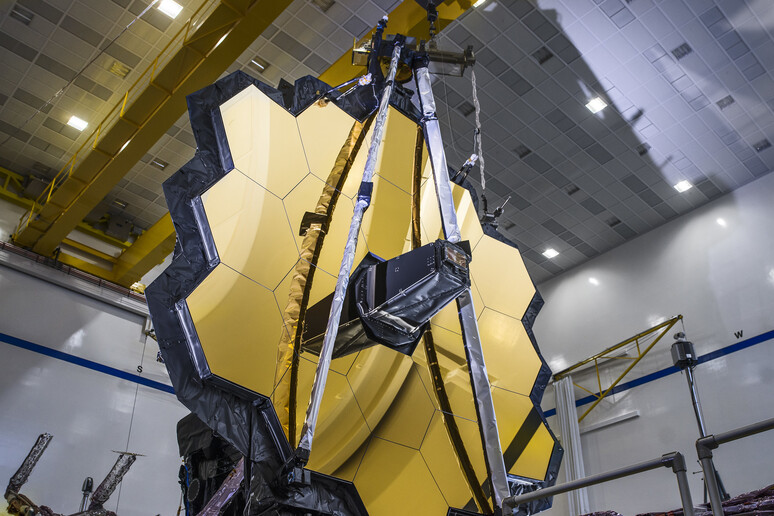 Il grande specchio del telescopio James Webb durante l fase di costruzione (fonte: NASA/Chris Gunn) - RIPRODUZIONE RISERVATA