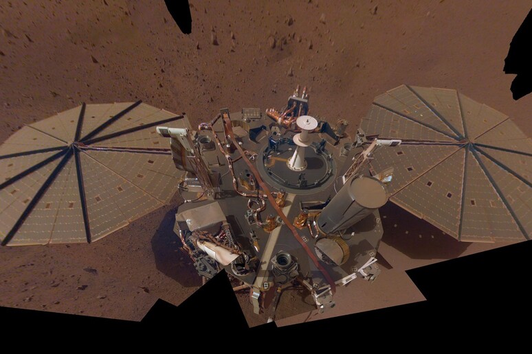 Un ‘selfie’ scattato dalla sonda Insight su Marte (fonte: NASA/JPL-Caltech) - RIPRODUZIONE RISERVATA