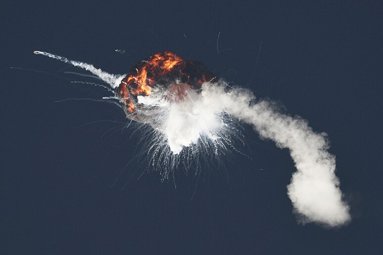 L 'esplosione durante il volo di test del razzo americano Firefly Alpha (fonte: Gene Blevins / LA Daily News) - RIPRODUZIONE RISERVATA