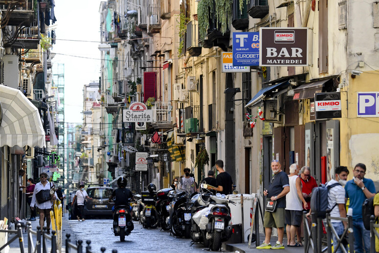 La tabaccheria di via Materdei a Napoli in cui è stato venduto il "gratta e vinci" vincente da 500mila euro a una donna 69enne napoletana - RIPRODUZIONE RISERVATA