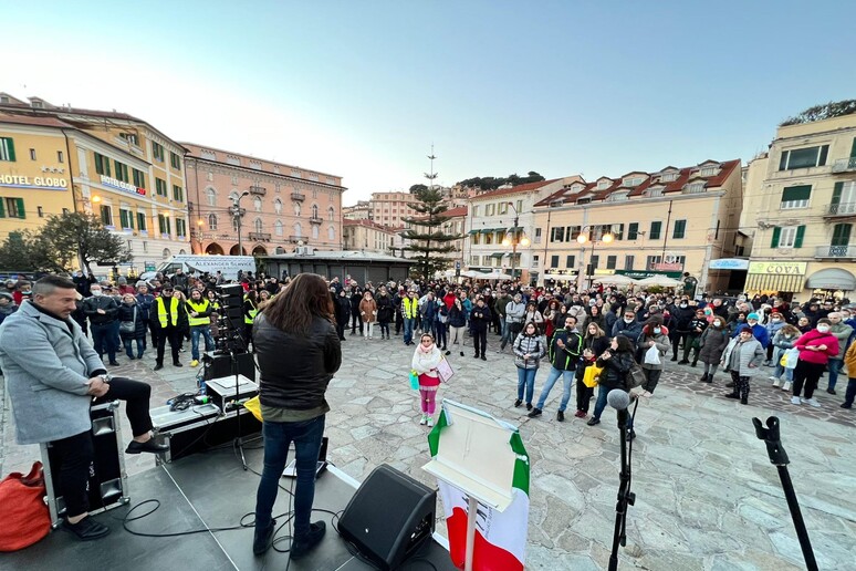 Povia a manifestazione no vax a Sanremo - RIPRODUZIONE RISERVATA