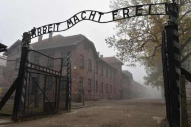 La scritta Arbeit macht frei (Il lavoro rende liberi) all 'ingresso del campo di sterminio nazista ad Auschwitz - RIPRODUZIONE RISERVATA